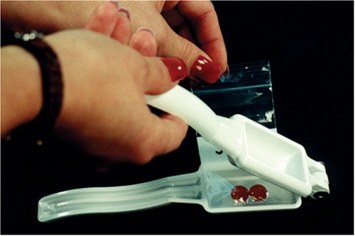 hand-held-pill-crusher-that-easily-reduc-5.jpg